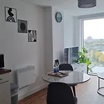 アパート Penthouse Height Flat, View Balcony, Quiet, Free Wifi, Gym & Minimalistic *