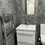 2-bed Sleeps 5 - Free Parking - Balcony Manchester