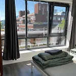 2-bed Sleeps 5 - Free Parking - Balcony Daire