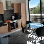 Apartment 2-bed Sleeps 5 - Free Parking - Balcony *