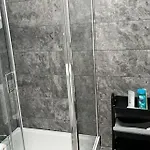 2-bed Sleeps 5 - Free Parking - Balcony Apartment *
