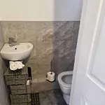 Sleeps 5 - Free Parking Wifi Near Airport & *