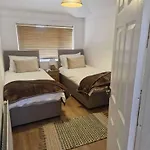 Sleeps 5 - Free Parking Wifi Near Airport & *