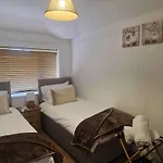 Sleeps 5 - Free Parking Wifi Near Airport & بيت للعطل مانشستر