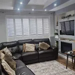 Sleeps 5 - Free Parking Wifi Near Airport & *