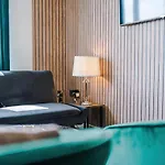 Quay House - Modern In Salford