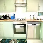 3-bedroom Gem In With Free Parking Prázdninový dům