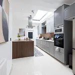 Modern 4 Bedroom Victorian Private Detached Close To Villa *