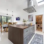 Modern 4 Bedroom Victorian Private Detached Close To Villa *