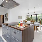 Modern 4 Bedroom Victorian Private Detached Close To Villa