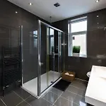 Modern 4 Bedroom Victorian Private Detached Close To Villa *