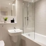 Apartment Spacious - Pool Table - Next To Ao Arena - Local Transport Links - Parking *