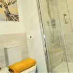 2 Bed Sleeps 4 With Free Parking *