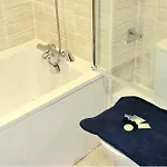 2 Bed Sleeps 4 With Free Parking Апартаменты *