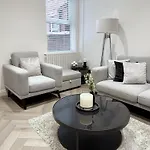 The Manchester Haven Sleeps 10 Near City Centre Breakfast Hamper Included Holiday home Manchester