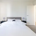Stylish 3-bed Near Victoria شقة