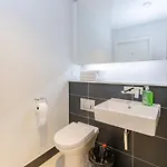 Stylish 3-bed Near Victoria شقة *