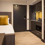 公寓式酒店 Roomzzz Victoria 4*