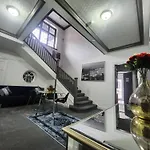 Charming Tudor White House Free Wifi بيت للعطل