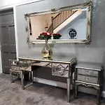 Charming Tudor White House Free Wifi مانشستر