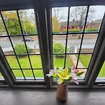 Charming Tudor White House Free Wifi بيت للعطل مانشستر