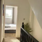 Modern 3-bed Townhouse Centre Free Parking 度假居