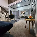 Charming Tudor White House Free Wifi مانشستر