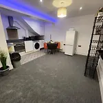 Charming Ground Floor Tudor Free Wifi