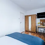 2br Heights Sleeps 7 Parking & Wifi *