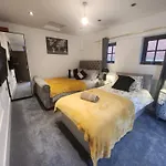 Charming Ground Floor Tudor Free Wifi Manchester