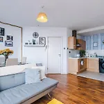 2br Heights Sleeps 7 Parking & Wifi Manchester