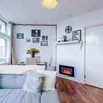 2br Heights Sleeps 7 Parking & Wifi * Manchester