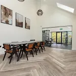Riverside House By Utdm