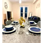 Cozy Two Bed With Juliet Balcony And Free Secure Parking Apartment