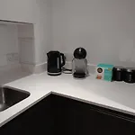 Bee Halo - Work N Relax 500mbps Wifi And Netflix - Centre With Paid Private Parking And Balcony