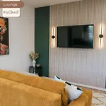 Holiday home Modern City-centre | Sleeps 12 | Free Parking *