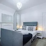 Oldtrafford - Sleeps 6 - Free Parking - Free Wifi * Manchester