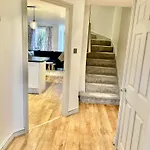 Cosy 4br House, West Didsbury, Bars And Restaurants Close By, Free Parking, Sleeps 8 Prázdninový dům *