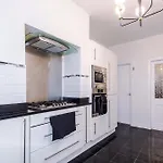 Oldtrafford - Sleeps 6 - Free Parking - Free Wifi