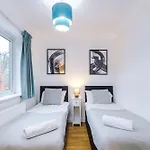 Luxury 5br Near Airport Wifi * Манчестер