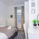 Oldtrafford - Sleeps 6 - Free Parking - Free Wifi *