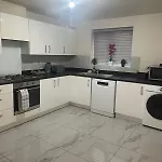 New 5 Bedroom House Sleeps 8, 5mins Etihad, Coop Live, Centre *