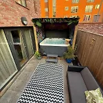 Sleek 4br Townhouse-rooftop-hot Tub Prime Location