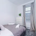 Oldtrafford - Sleeps 6 - Free Parking - Free Wifi *