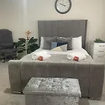 Prázdninový dům New 5 Bedroom House Sleeps 8, 5mins Etihad, Coop Live, Centre