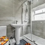 بيت للعطل 3 Bedroom House 4 Beds Free Parking 2sd مانشستر