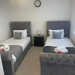 New 5 Bedroom House Sleeps 8, 5mins Etihad, Coop Live, Centre Holiday home *