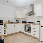 度假居 Chic 3bd Abode With Pool Table - Etihad - Coop Live - Free Parking