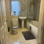 New 5 Bedroom House Sleeps 8, 5mins Etihad, Coop Live, Centre 別荘