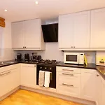 Prázdninový dům Cosy 4br House, West Didsbury, Bars And Restaurants Close By, Free Parking, Sleeps 8 *